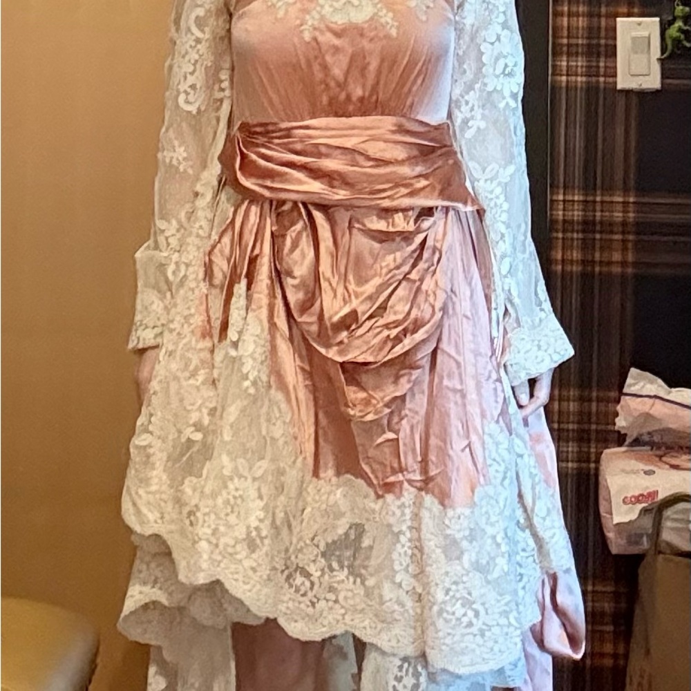 Elegant Pink and White Lace Dress - Picture 2 of 4